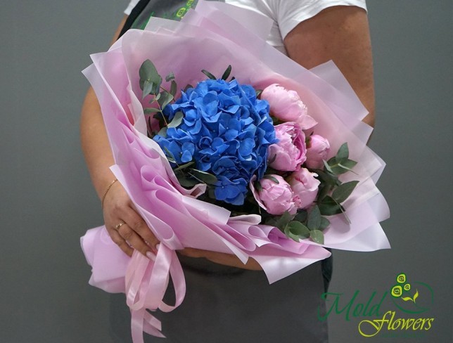 Bouquet with blue hydrangea and peonies ''Carnival'' photo